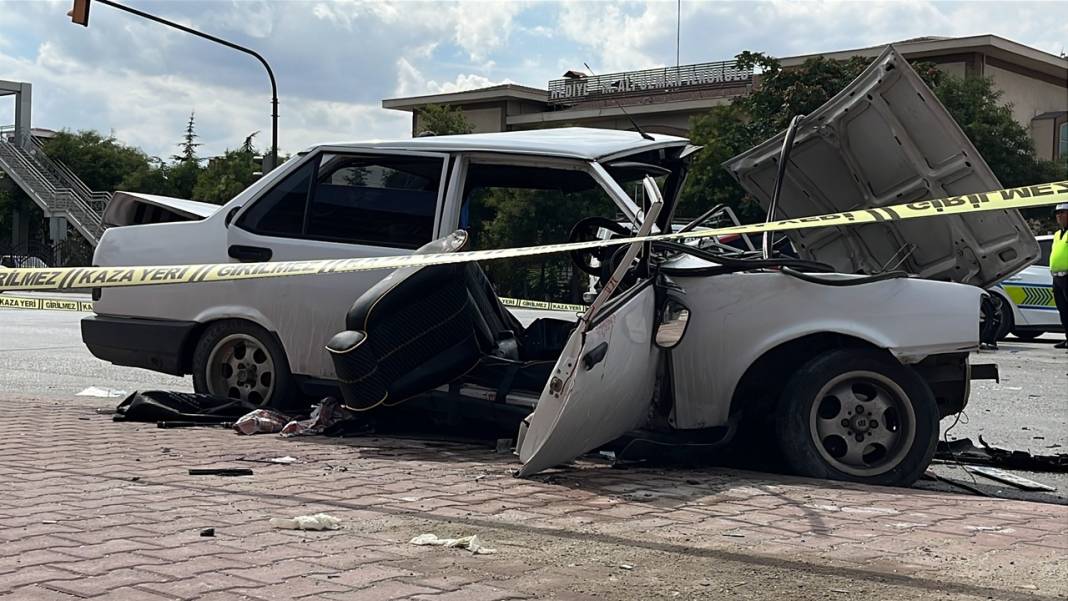 Konya merkezde feci kaza! Hurdaya döndü: 3'ü ağır 4 yaralı 3
